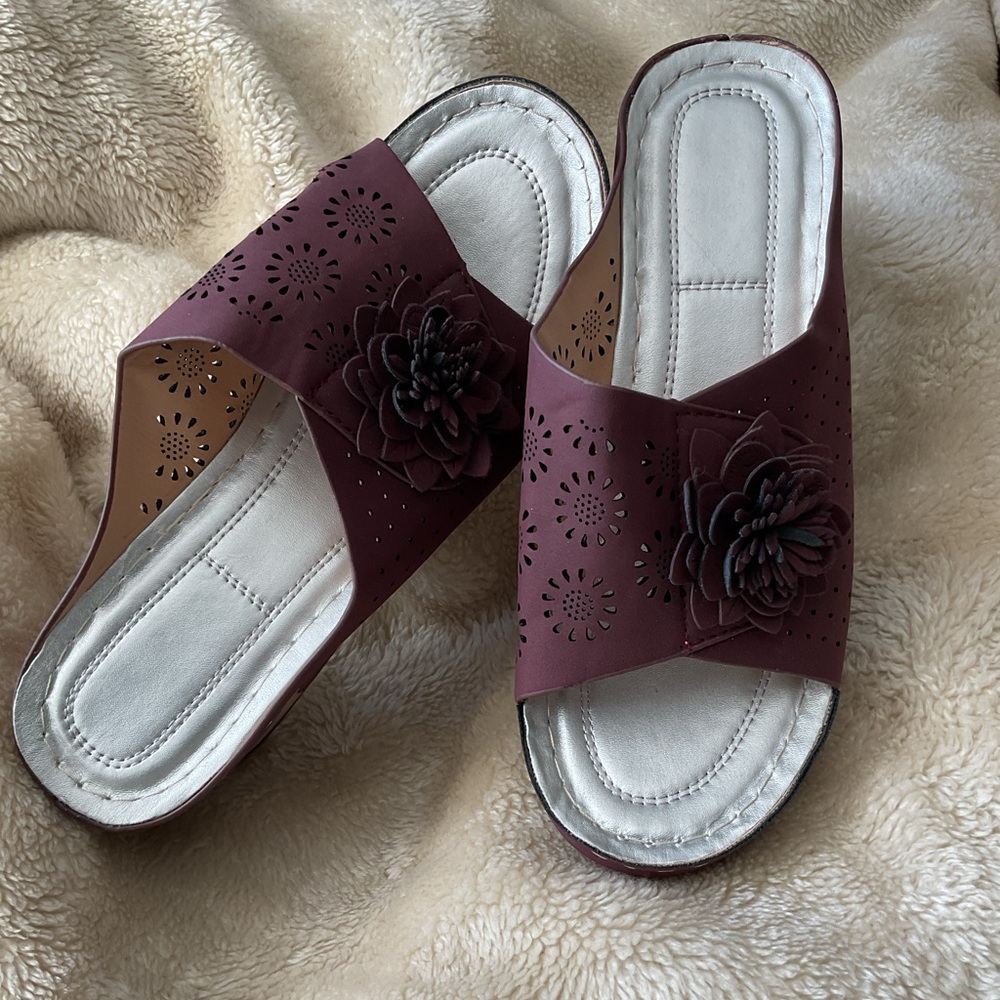 Suede purple wedges with flower